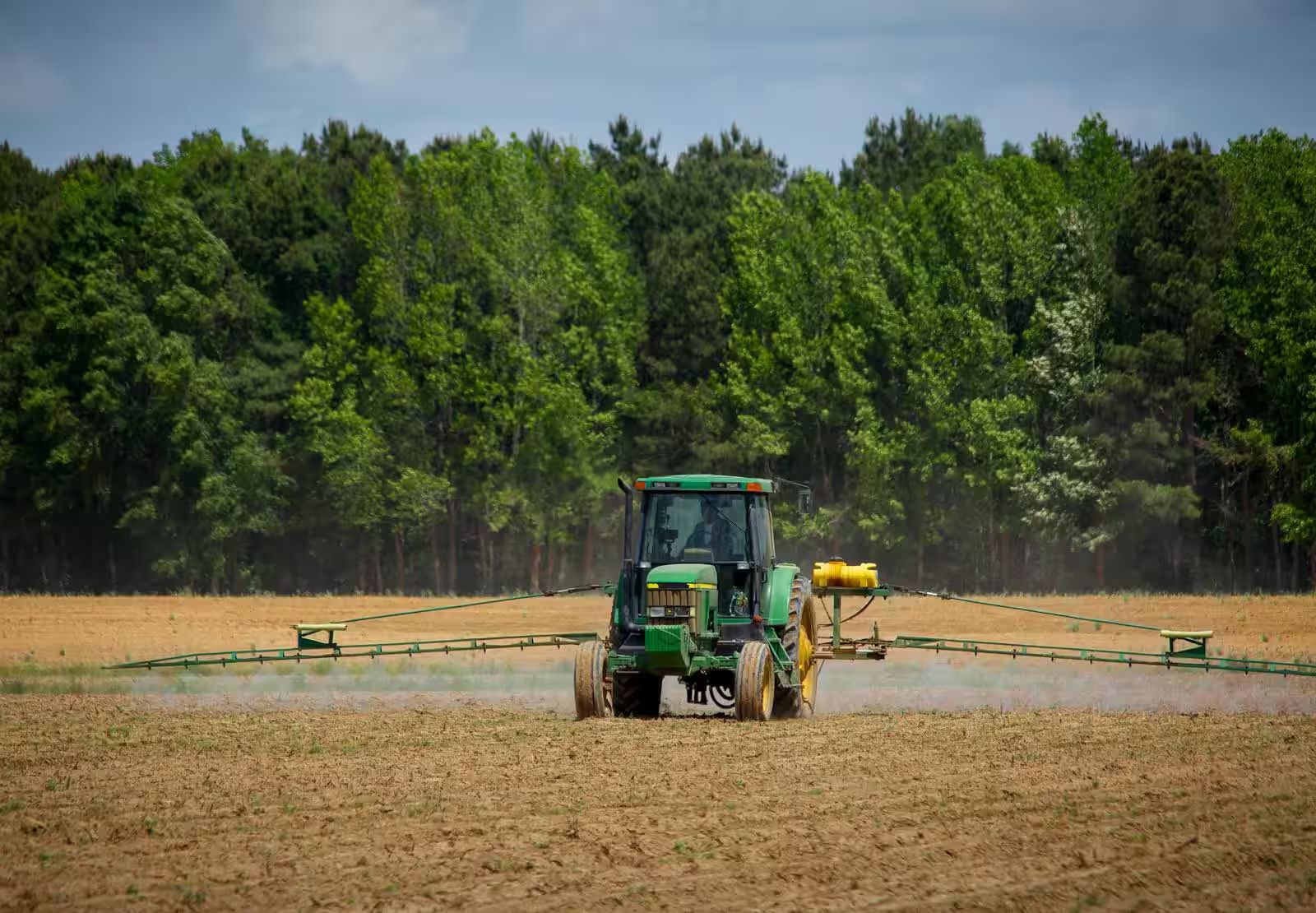 Tracteur épandant des pesticides