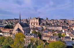 Vue du centre historique de Poitiers prise depuis le quartier des Dunes : église Sainte-Radegonde, cathédrale Saint-Pierre, palais de Justice.