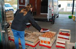 Femme déchargeant un camion de légumes