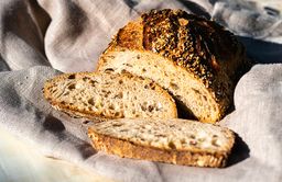 Miche de pain posée sur un linge