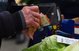 Personne qui paye au marché