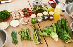 Légumes verts sur table en bois