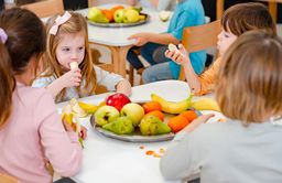 Cantine scolaire avec enfants qui mangent