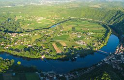 Vue aérienne d'un village avec rivière