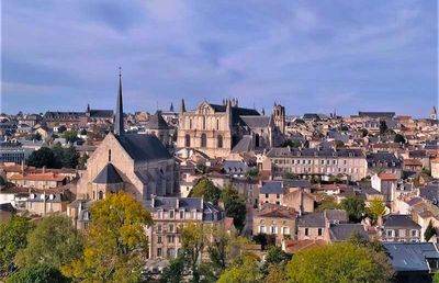 Vue du centre historique de Poitiers prise depuis le quartier des Dunes : église Sainte-Radegonde, cathédrale Saint-Pierre, palais de Justice.