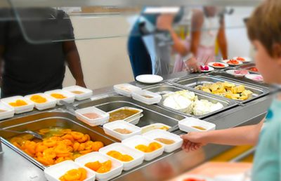 Enfant au slef avec son plateau