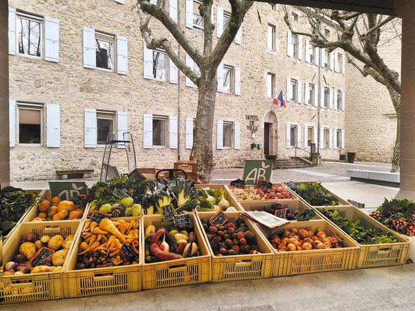Marché devant hôtel de ville
