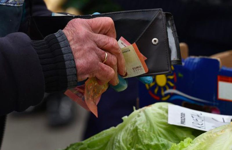 Personne qui paye au marché