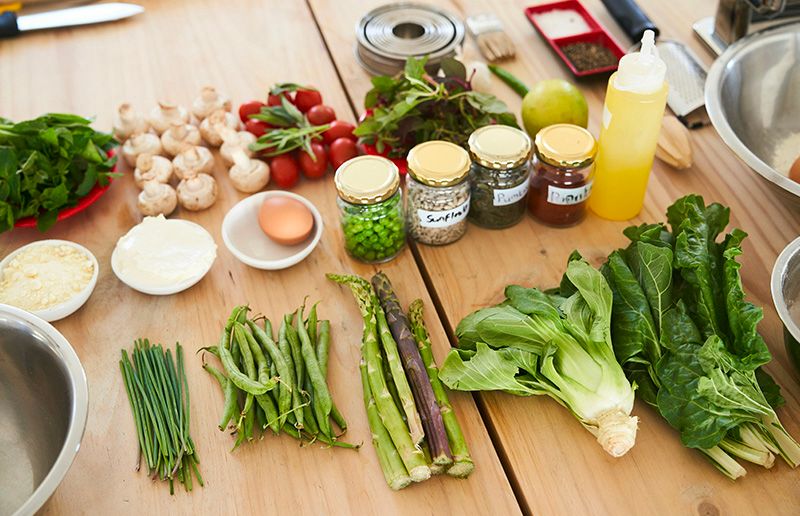 Légumes verts sur table en bois