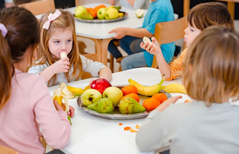 Cantine scolaire avec enfants qui mangent