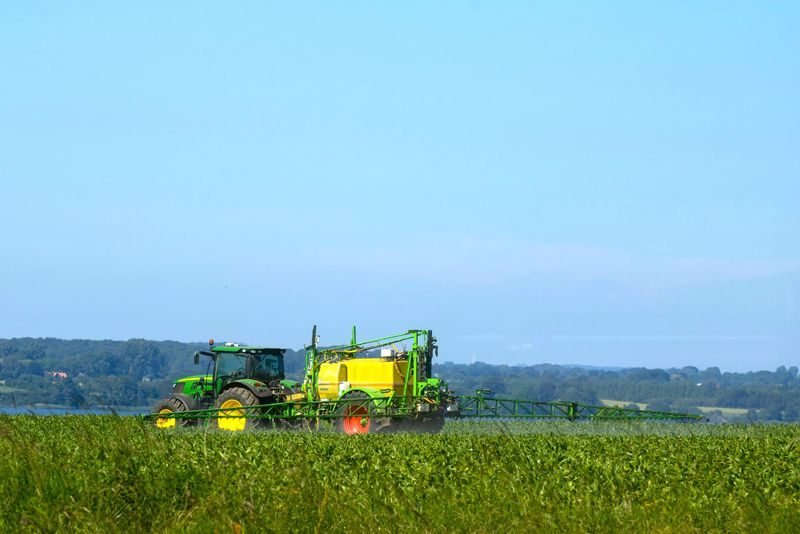 Tracteur dans un champ