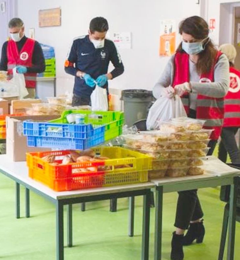 Personnes participants à une distribution de l’aide alimentaire