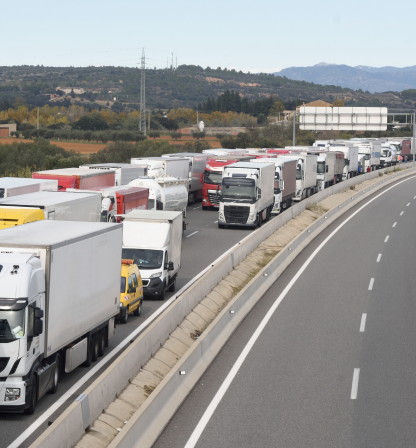 File de camions sur l'autoroute