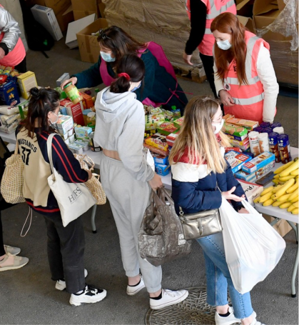 Personnes participants à une distribution de l’aide alimentaire