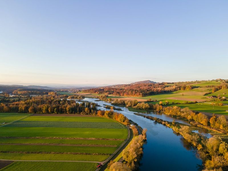 Champ avec fleuve