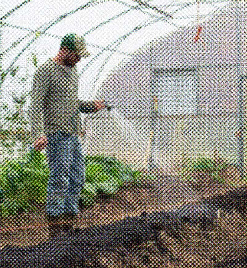 Agriculteur en train d'arroser